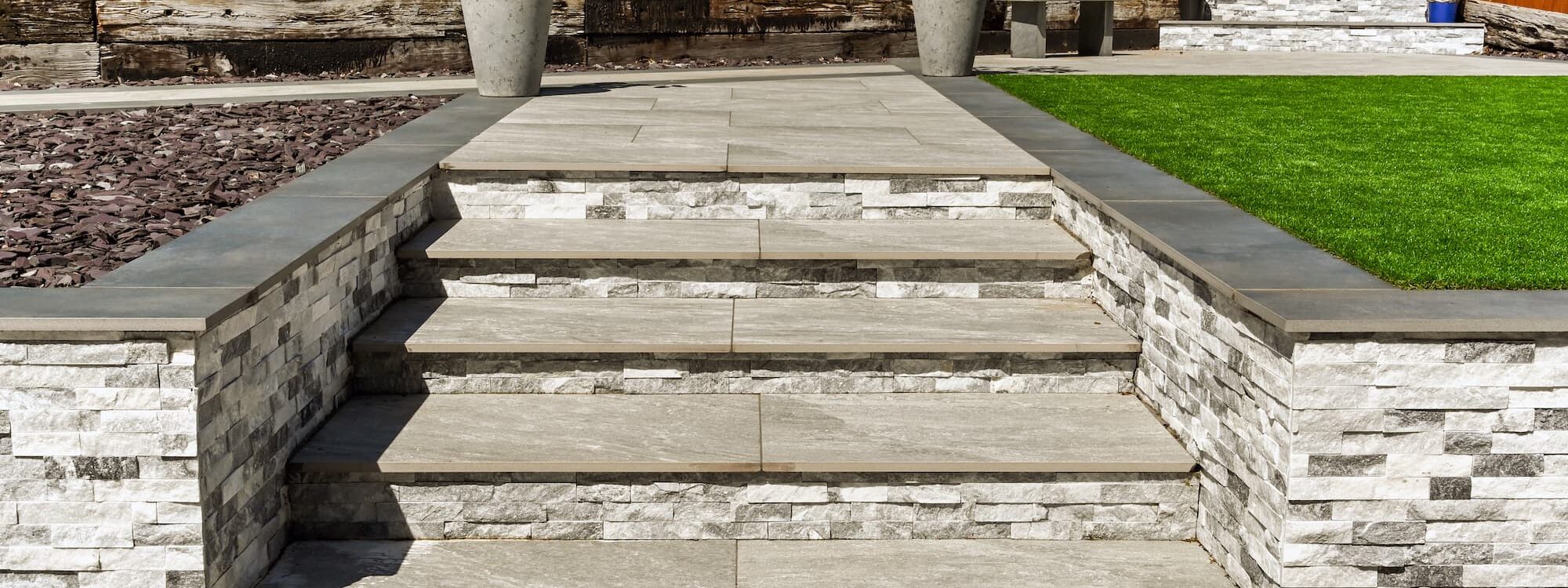 Quel mat&eacute;riau choisir pour un escalier ext&eacute;rieur durable : granit, pierre naturelle ou b&eacute;ton ? Riedisheim